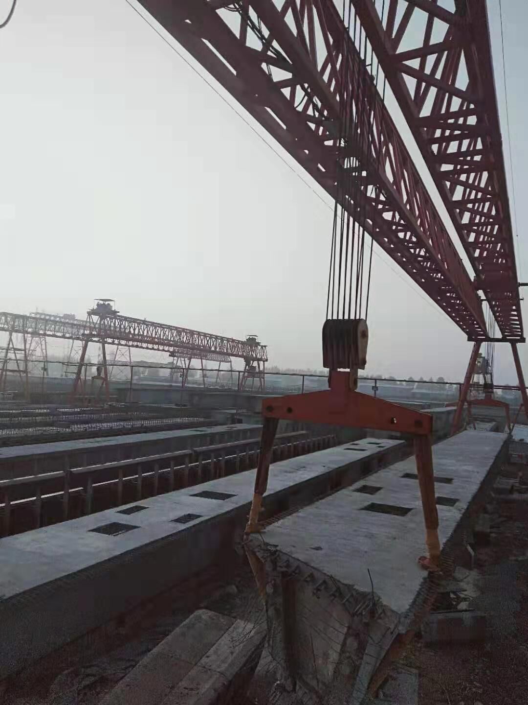 兩根5噸柔性吊裝帶高架橋施工現場--河北東圣吊索具制造有限公司