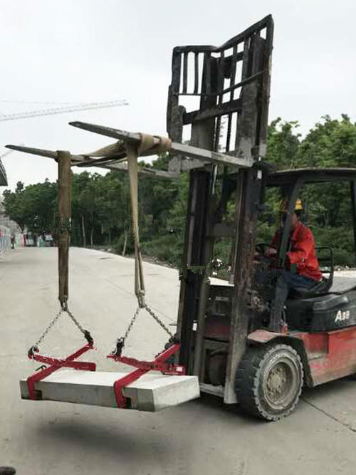 1噸白色吊裝帶與石材夾具配合使用現場圖--河北東圣吊索具制造有限公司