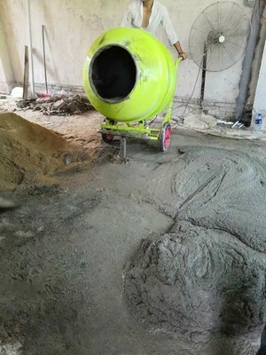 380L小型水泥攪拌機室內作業現場--河北東圣吊索具制造有限公司--小型攪拌機